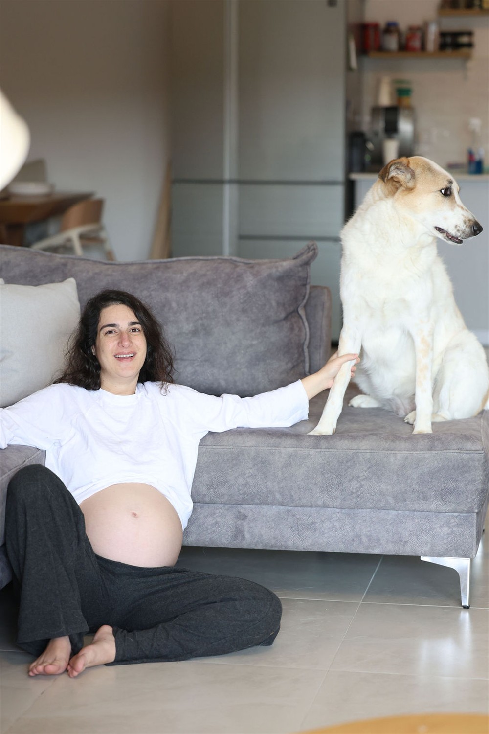 דניאלה ישורון בהיריון, יושבת ליד הספה
